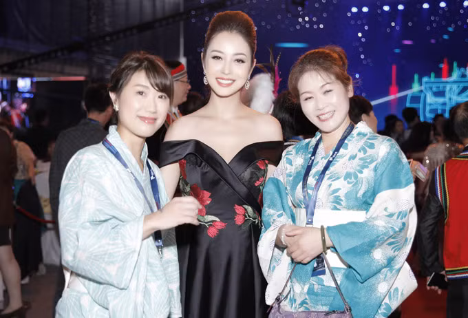 Nhan sắc trẻ trung của 'gái ba con' được nhiều vị khách quốc tế khen ngợi.