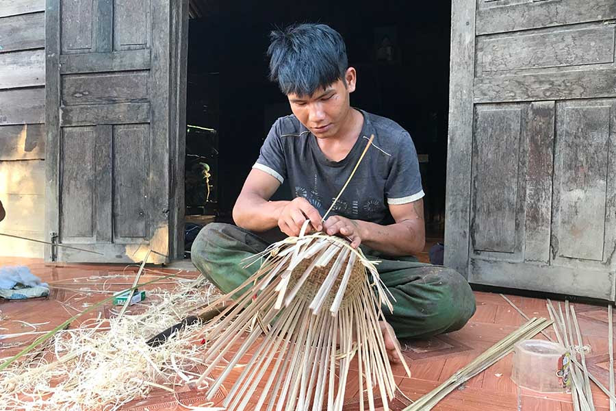  Anh Siu Bét (làng Bỉh) rất yêu thích việc đan lát. Ảnh: Phương Linh