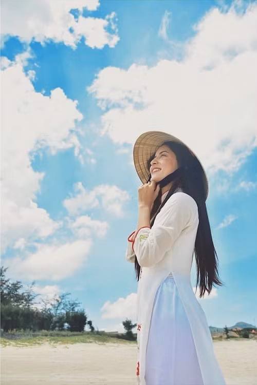 Savika Chaiyadej, còn có nghệ danh là Pinky, là ngôi sao đa tài của màn bạc Thái Lan. Mới đây Savika ghé thăm Hội An và tranh thủ thực hiện một bộ ảnh với áo dài trắng và nón lá.