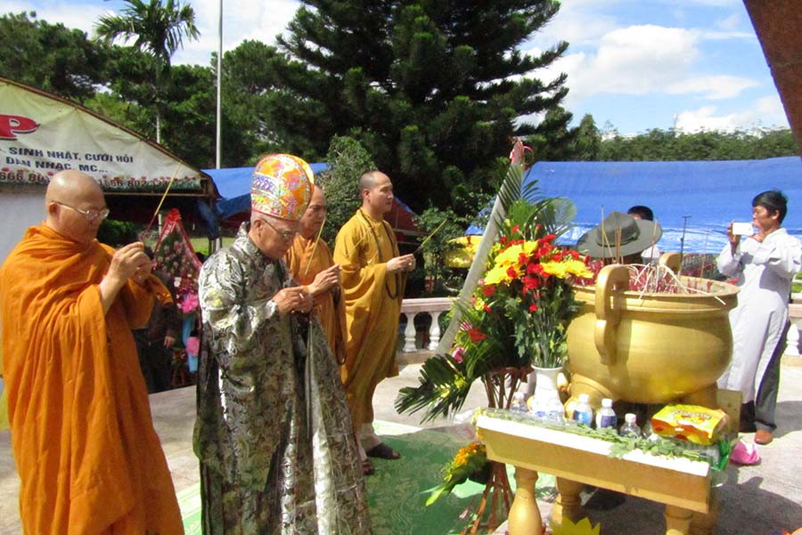 Cử hành nghi lễ cầu siêu. Ảnh: Thanh Nhật 