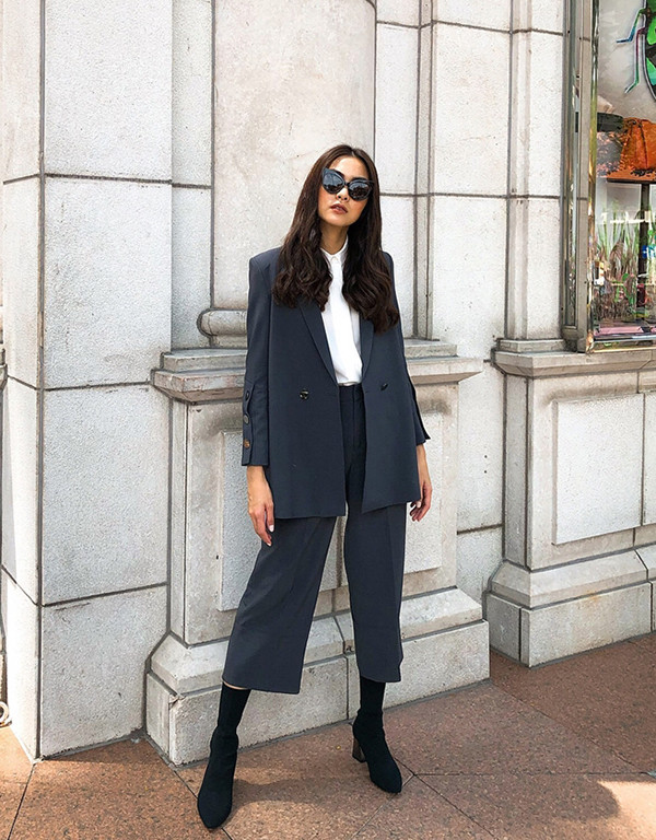 Muốn nổi bật và cá tính hơn trong mắt bạn bè, các bạn gái có thể học hỏi cách phối blazer dáng rộng cùng quần lửng, bốt cổ thấp như Tăng Thanh Hà.