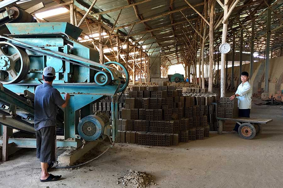  Nhiều hộ kinh doanh ở Mang Yang đang được vận động chuyển đổi mô hình hoạt động thành doanh nghiệp. Ảnh: Hà Duy