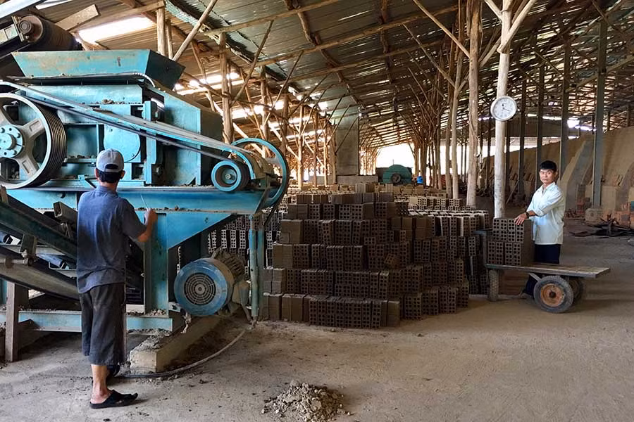  Nhiều hộ kinh doanh ở Mang Yang đang được vận động chuyển đổi mô hình hoạt động thành doanh nghiệp. Ảnh: Hà Duy