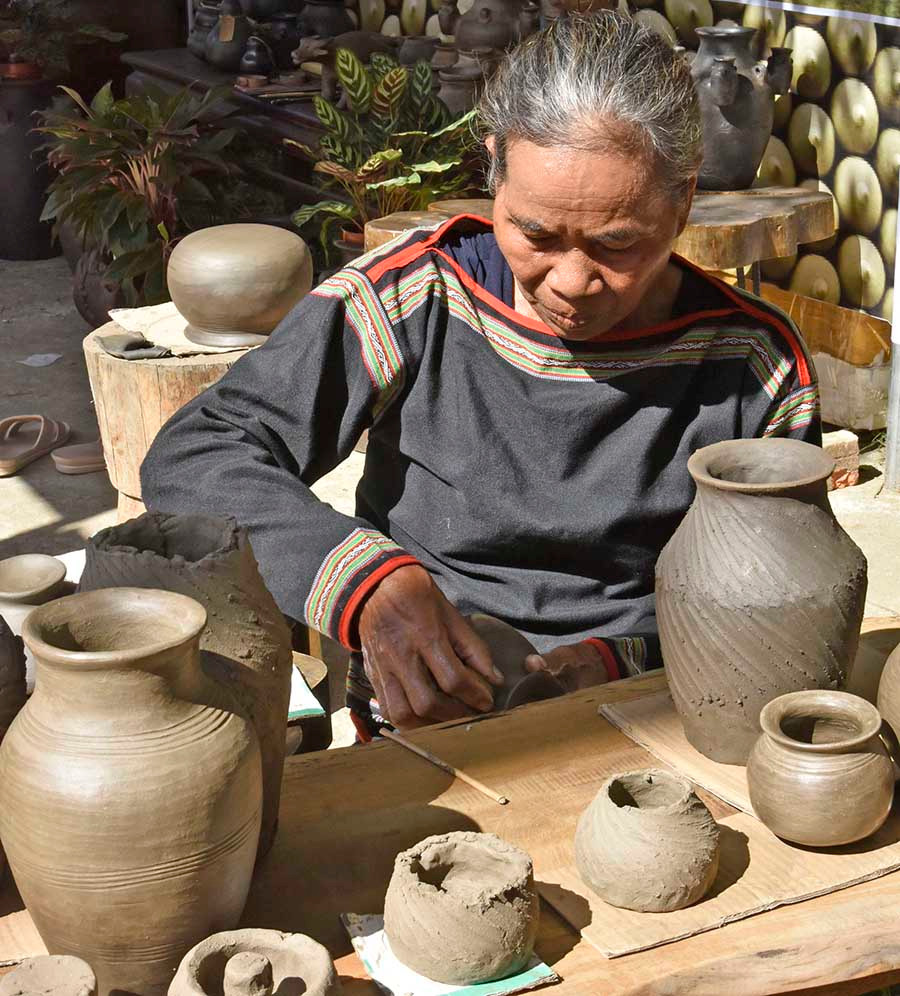 Nghệ nhân làm đồ gốm dân tộc M'Nông Rlăm. Ảnh: Tấn Vịnh  Nghệ nhân làm đồ gốm dân tộc MNông Rlăm. Ảnh: T.V