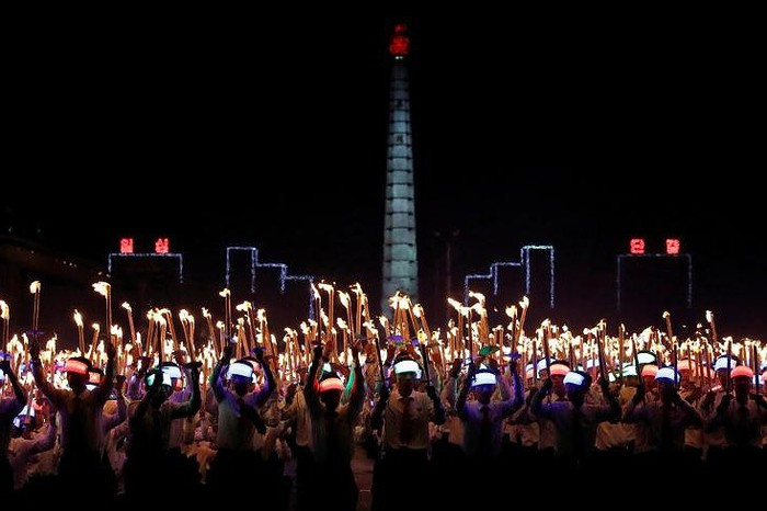 Đèn đã tắt. Phía xa là tháp Chủ thể (Juche).
