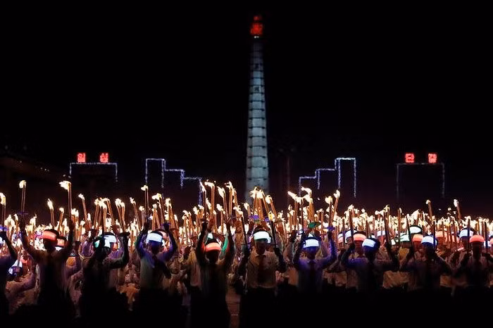 Đèn đã tắt. Phía xa là tháp Chủ thể (Juche).