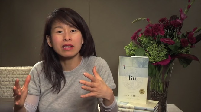 Nhà văn Kim Thúy cùng tác phẩm đầu tay Ru ẢNH: CHỤP TỪ CLIP