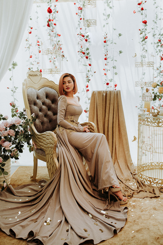  Vũ Thu Phương chia sẻ: 'Tổ Phượng Hoàng của Phương không phải là cái lồng để nhốt mà là cánh cửa để bước sang một chiều không gian khác, không gian của chim muông hoa lá nhẹ nhàng, thư thái. Đó còn là không gian sáng tạo, sang trọng đẳng cấp của thời trang'.