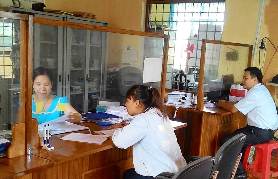 Hướng dẫn thủ tục cho người dân. Ảnh: N.N