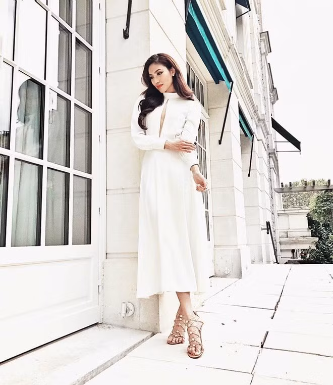 Lan Khuê hóa nàng tiểu thư đài các tại kinh đô Paris hoa lệ. Người đẹp diện đầm trắng thắt eo, có đường xẻ ngực tinh tế. Sau màn cầu hôn gây sự chú ý của bạn trai, mỹ nhân 26 tuổi đang tận hưởng kỳ nghỉ ngọt ngào với chồng tương lai trước hôn lễ vào tháng 10 tới.