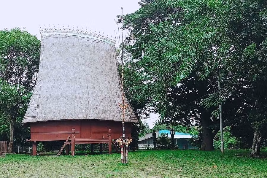 Nhà rông làng Ốp sau khi được tu sửa lại khang trang hơn. Ảnh: Trà My