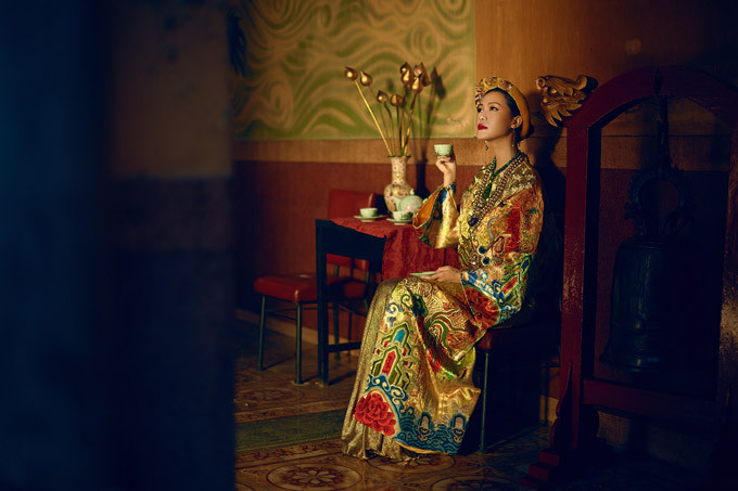 Các họa tiết được hai nhà thiết kế sử dụng kỹ thuật thêu 3D nổi và kỹ thuật thêu thủ công bằng tay truyền thống. Các họa tiết được hai nhà thiết kế sử dụng kỹ thuật thêu 3D nổi và kỹ thuật thêu thủ công bằng tay truyền thống.