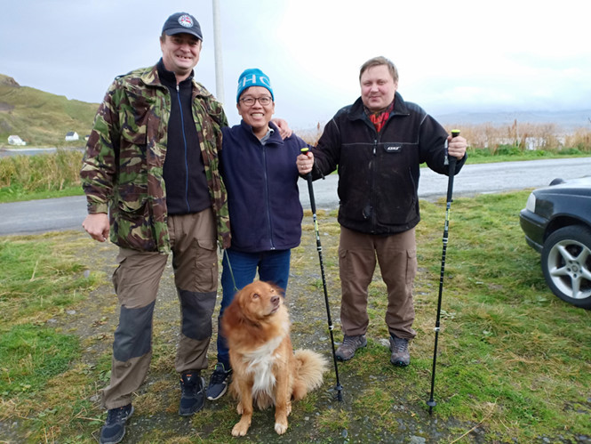 Tác giả cùng với Harri (trái) và Niilas (phải) chuẩn bị lên núi chăn tuần lộc ẢNH: KHANG NGUYỄN