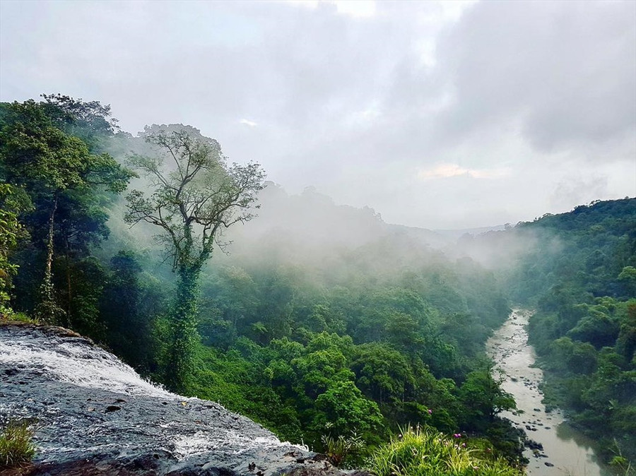 Thác Hang Én mùa mưa. Ảnh: instagram Thác Hang Én mùa mưa. Ảnh: instagram