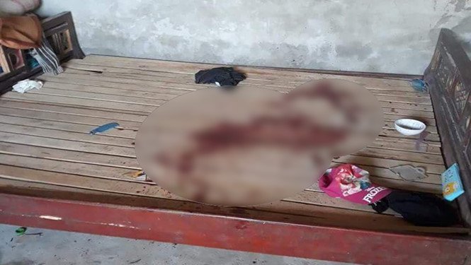  Vết máu trên giường của nạn nhân