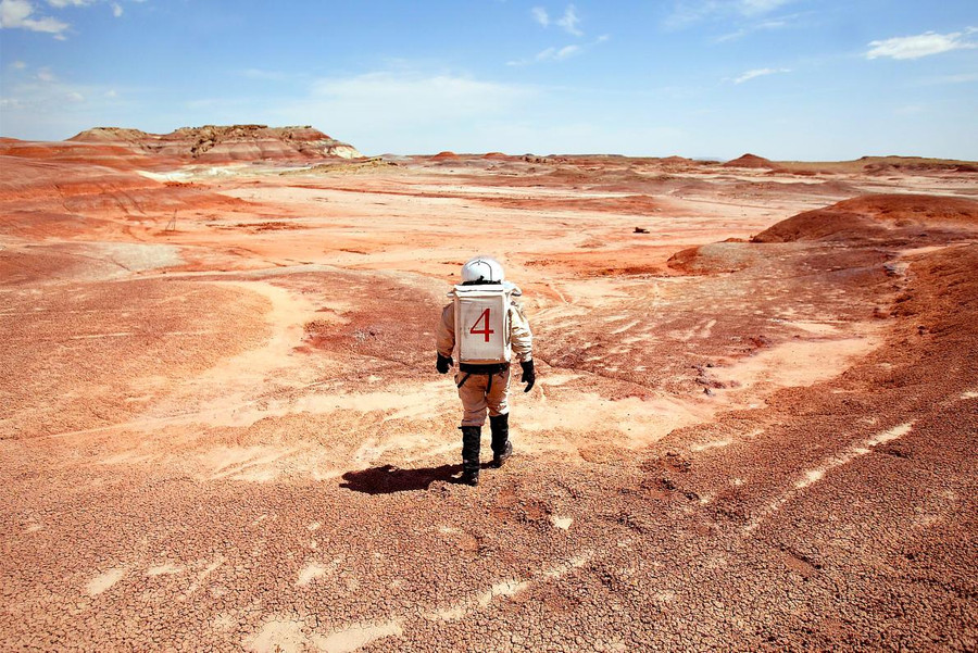 Một nhà nghiên cứu mặc bộ đồ không gian đi trên vùng Hanksville, Utah, Mỹ - nơi đặt trạm nghiên cứu sa mạc sao Hoả. Địa điểm này được các nhà khoa học lựa chọn để kiểm tra kỹ thuật và trang thiết bị vì nó giống với cảnh quan trên sao Hỏa. Ảnh: David Howells. Một nhà nghiên cứu mặc bộ đồ không gian đi trên vùng Hanksville, Utah, Mỹ - nơi đặt trạm nghiên cứu sa mạc sao Hoả. Địa điểm này được các nhà khoa học lựa chọn để kiểm tra kỹ thuật và trang thiết bị vì nó giống với cảnh quan trên sao Hỏa. Ảnh: David Howells.