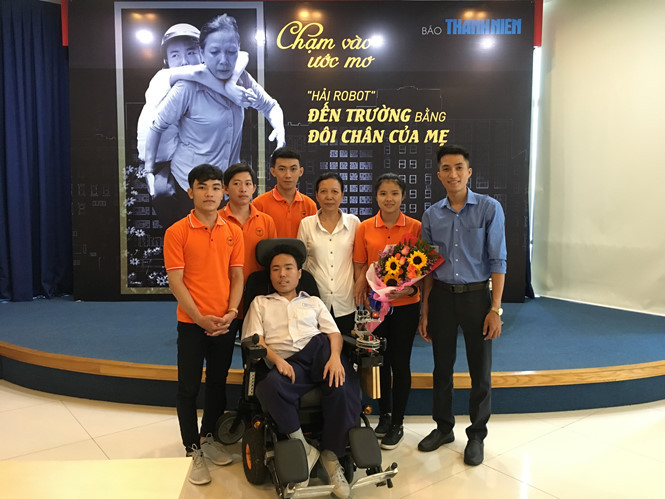  Võ Quang Thu (người đầu tiên bên phải) cùng nhóm nghiên cứu chế tạo xe lăn có thể điều khiển bằng sóng não và tay cho Hải