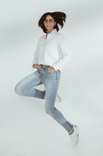 Với trang phục áo trắng và quần jeans, Hoa hậu H’Hen Niê thể hiện tính cách lạc quan, yêu đời một cách năng động và tươi trẻ, đúng với bản chất của cô sinh viên giản dị và khỏe khoắn. Với trang phục áo trắng và quần jeans, Hoa hậu H’Hen Niê thể hiện tính cách lạc quan, yêu đời một cách năng động và tươi trẻ, đúng với bản chất của cô sinh viên giản dị và khỏe khoắn.