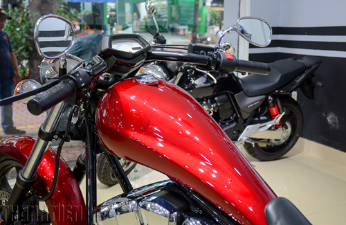  Tay lái, màn hình hiển thị được thiết kế đơn giản mang phong cách cổ điển