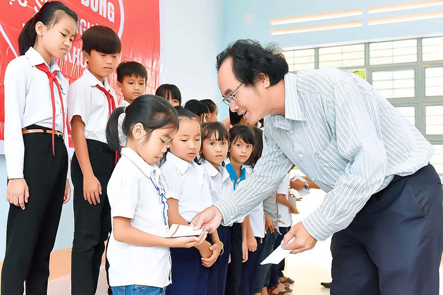 Phó Tổng Biên tập Báo Gia Lai Khuất Đình Viện trao học bỗng cho học sinh nghèo vượt khó học giỏi. Đức Thụy