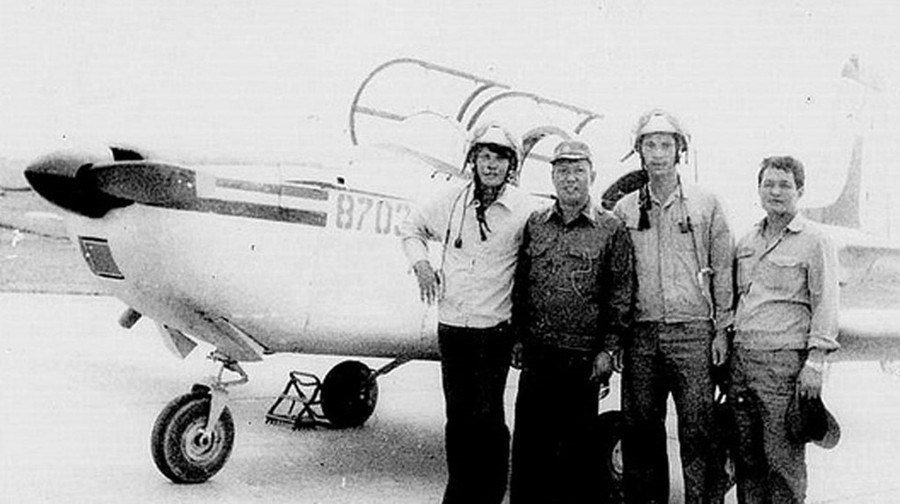 Phi công Nguyễn Duy Lê (thứ 2 từ phải qua) chụp hình với chỉ huy bay sau chuyến bay thử nghiệm máy bay TL1 tại sân bay Hòa Lạc, năm 1984 ẢNH: TƯ LIỆU