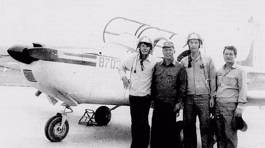 Phi công Nguyễn Duy Lê (thứ 2 từ phải qua) chụp hình với chỉ huy bay sau chuyến bay thử nghiệm máy bay TL1 tại sân bay Hòa Lạc, năm 1984 ẢNH: TƯ LIỆU