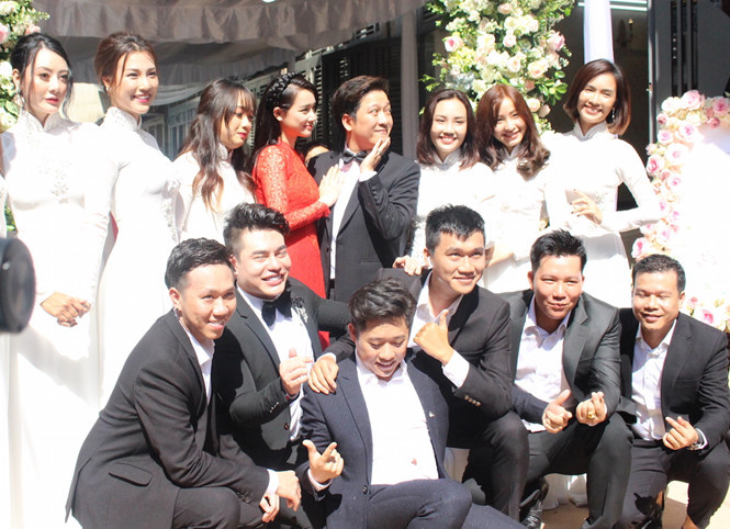  Trường Giang, Nhã Phương rạng rỡ chụp ảnh cùng bạn bè