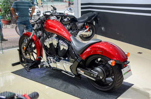  Fury có chiều dài cơ sở lên đến 1.808 mm, yên xe đặt khá thấp