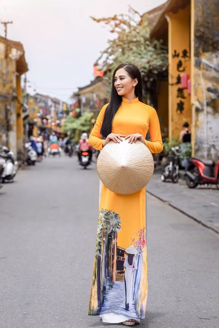 Hoa hậu Trần Tiểu Vy trong bộ sưu tập áo dài của hoa hậu Ngọc Hân. Ảnh: Panda Duong.