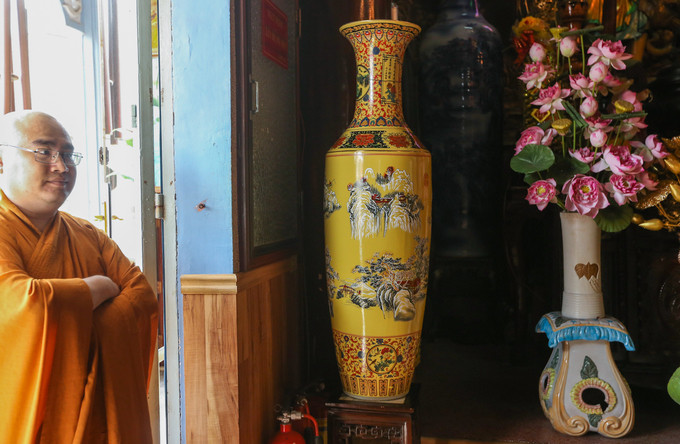 Tại chánh điện có trên 50 chiếc bình lớn nhỏ, phòng khách có khoảng 500 bình. Ngoài ra, đồ gốm còn được bày trong giảng đường, nhà tổ, phòng lưu niệm... Tại chánh điện có trên 50 chiếc bình lớn nhỏ, phòng khách có khoảng 500 bình. Ngoài ra, đồ gốm còn được bày trong giảng đường, nhà tổ, phòng lưu niệm...