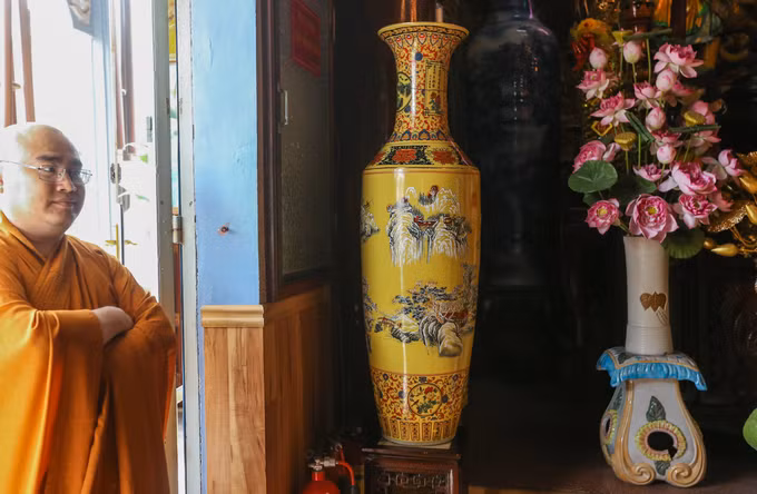 Tại chánh điện có trên 50 chiếc bình lớn nhỏ, phòng khách có khoảng 500 bình. Ngoài ra, đồ gốm còn được bày trong giảng đường, nhà tổ, phòng lưu niệm...