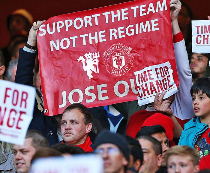 Nhiều người không hài lòng với Mourinho.