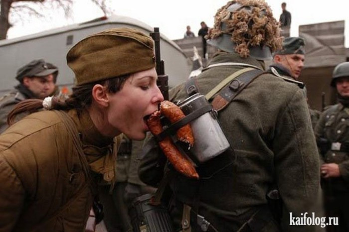 Đói quá, cho em xin miếng nhé ông anh.