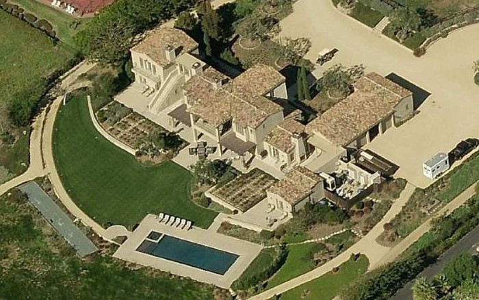  Bất động sản rộng 6 mẫu Anh này có tầm nhìn ra biển, phòng tập thể dục, khu chơi bowling 2 đường, rạp hát tại nhà và hầm rượu vang 800 chai.