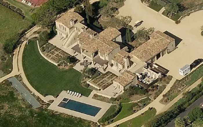  Bất động sản rộng 6 mẫu Anh này có tầm nhìn ra biển, phòng tập thể dục, khu chơi bowling 2 đường, rạp hát tại nhà và hầm rượu vang 800 chai.