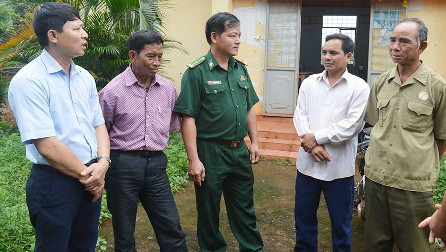 Cán bộ Đồn Biên phòng Cửa khẩu Quốc tế Lệ Thanh trao đổi tình hình với cán bộ, người dân xã Ia Dom. Ảnh: P.D  Cán bộ Đồn Biên phòng Cửa khẩu Quốc tế Lệ Thanh trao đổi tình hình với cán bộ, người dân xã Ia Dom. Ảnh: P.D