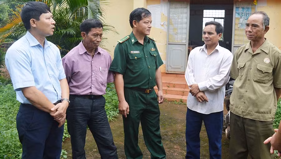  Cán bộ Đồn Biên phòng Cửa khẩu Quốc tế Lệ Thanh trao đổi tình hình với cán bộ, người dân xã Ia Dom. Ảnh: P.D