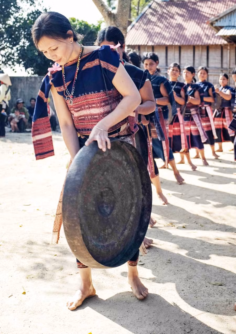  Các thành viên Câu lạc bộ cồng chiêng nữ làng Leng (xã Tơ Tung, huyện Kbang) luyện tập hăng say. Ảnh: N.M