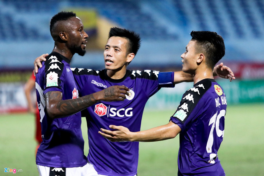 Ở CLB Hà Nội, Quang Hải luôn được bảo vệ bởi những đàn anh đầy kinh nghiệm. Ảnh: Minh Chiến.