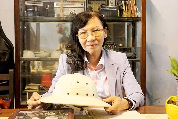  Bà Trần Thị Triệu với chiếc nón cối của cha năm xưa đang được lưu giữ tại căn nhà số 113A Đặng Dung, quận 1