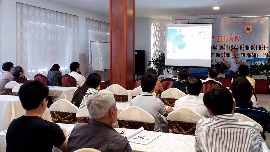 30 học viên tham dự lớp tập huấn về chẩn đoán, điều trị và quản lý ca bệnh sốt rét. Ảnh: Như Nguyện