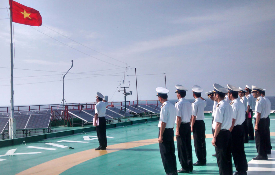  Nhà giàn DK1/16 chào cờ Tổ quốc. Ảnh: Hoàng Minh Khoa