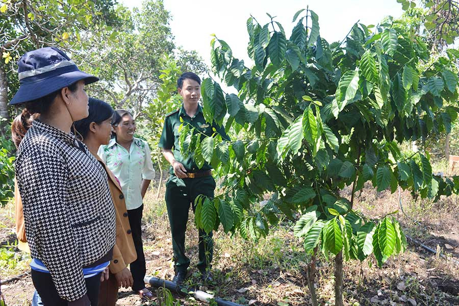 Cán bộ, chiến sĩ Đồn Biên phòng Ia Púch giúp dân sơ tán đồ đạc trong mưa lũ. Ảnh: P.D