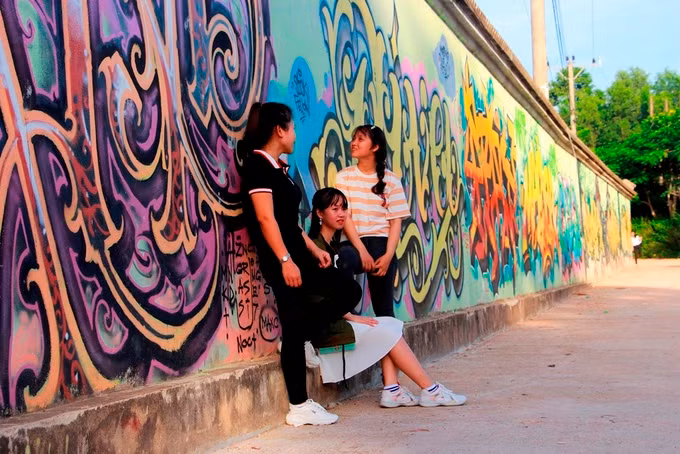  Giới trẻ Huế và du khách có thể kết hợp đi thăm đồi Vọng Cảnh và ghé chụp ảnh với những bức tường đặc biệt này.