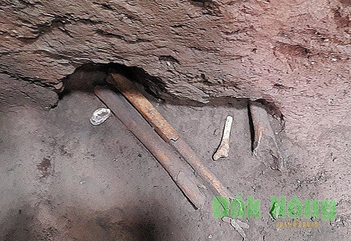 Xương người tiền sử được phát hiện trong hang động núi lửa Krông Nô. (Ảnh: Báo Đắk Nông)