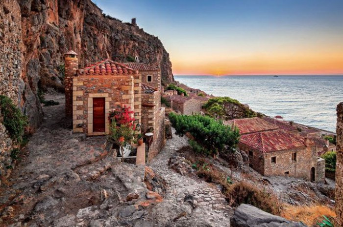  Monemvasia, Hi Lạp: Ngôi làng này nằm trên cách đá và kết nối với cực nam của bán đảo Peloponnese bằng lối đi hẹp. Nơi đây nổi tiếng với các công trình kiến trúc thời kỳ La Mã và Ottoman. Bãi biển ở đây cũng rất hấp dẫn du khách.