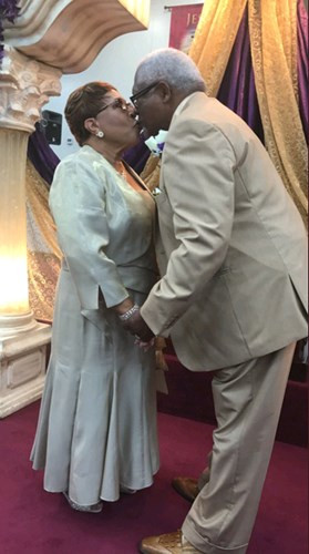 Họ gặp nhau khi họ 13 tuổi, kết hôn ở tuổi 18. Hôm nay là lễ kỷ niệm lần thứ 50 ngày cưới của họ. Họ gặp nhau khi họ 13 tuổi, kết hôn ở tuổi 18. Hôm nay là lễ kỷ niệm lần thứ 50 ngày cưới của họ.