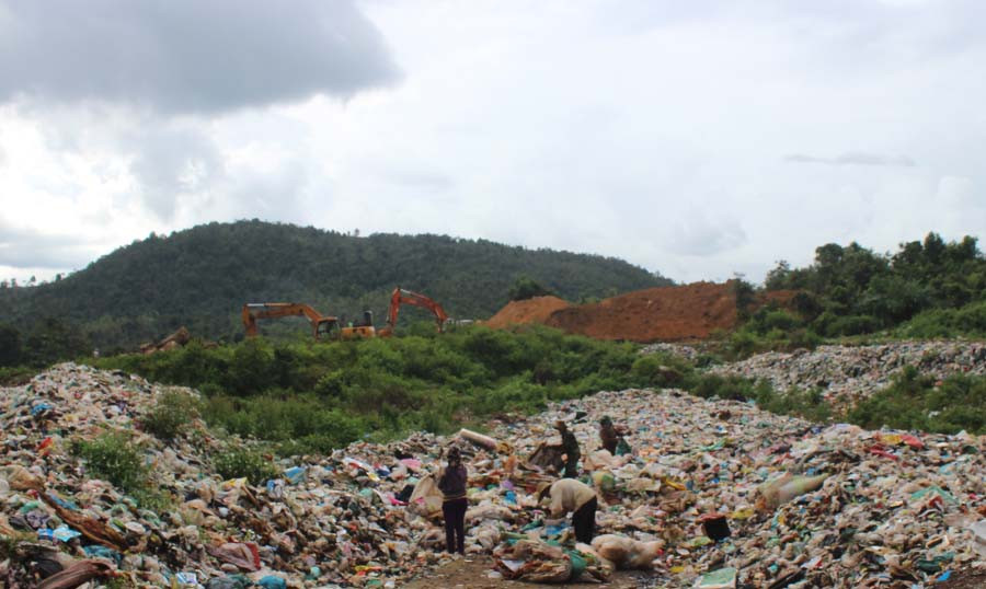 Một số người dân vào bãi rác đào bới, đốt rác gây khói bay mịt mù Ảnh: Ngọc Thu