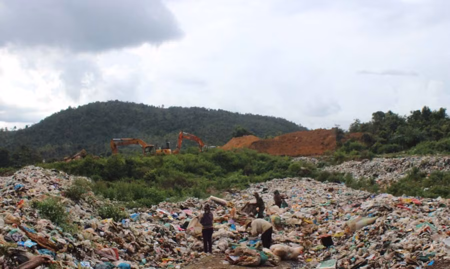 Một số người dân vào bãi rác đào bới, đốt rác gây khói bay mịt mù Ảnh: Ngọc Thu