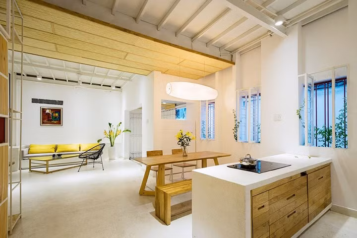 Phòng ăn thiết kế mở đồng thời cũng là vách ngăn mang tính chất ước lệ giữa nơi tiếp khách và bếp nấu.